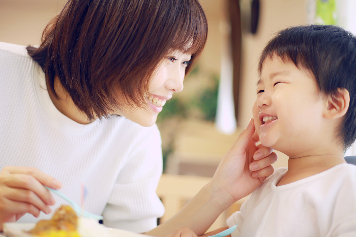 笑顔でお弁当を食べる親子